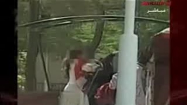 بالفيديو.. عارضة أزياء تخلع ملابسها في حديقة عامة 
