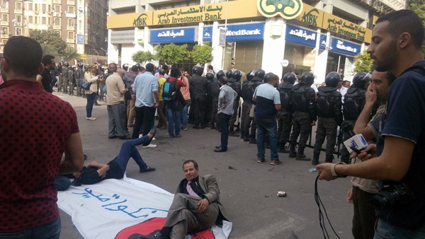 بالفيديو.. الأمن يحاصر «الصحفيين» والأعضاء يفترشون أرض النقابة بالفيديو.. الأمن يحاصر «الصحفيين» والأعضاء يفترشون أرض النقابة