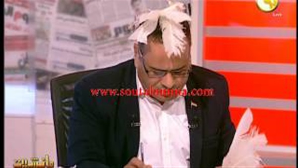 بالفيديو.. «القرموطى» يضع ريشة على رأسه تضامنا مع الصحفيين بالفيديو.. «القرموطى» يضع ريشة على رأسه تضامنا مع الصحفيين