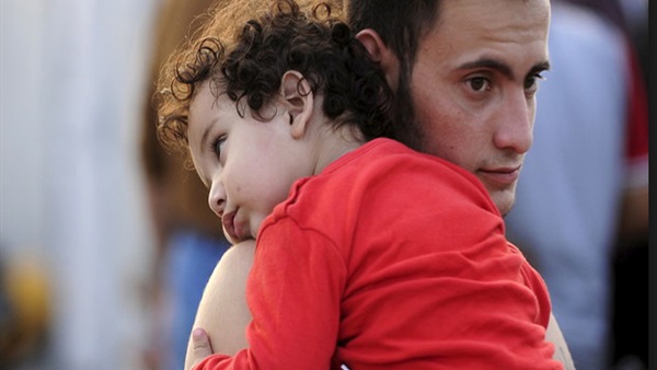 علاقة الآباء بأبنائهم قد تفوق غريزة الأمومة