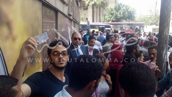 بالصور.. «الكارنيه» سلاح الصحفيين ضد الأمن لدخول النقابة بالصور.. «الكارنيه» سلاح الصحفيين ضد الأمن لدخول النقابة