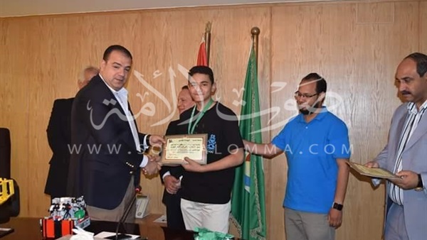 محافظ الفيوم يكرم فريق مدرسة المستقبل لفوزه في بطولة «الروبوت» محافظ الفيوم يكرم فريق مدرسة المستقبل لفوزه في بطولة «الروبوت»