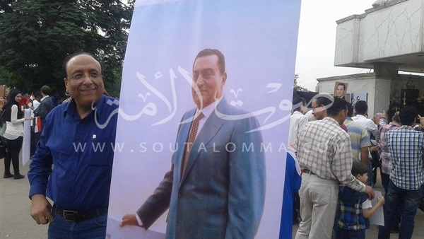 بالصور.. «أبناء مبارك» يحتفلون بعيد ميلاده الـ88 أمام المعادي العسكري بالصور.. «أبناء مبارك» يحتفلون بعيد ميلاده الـ88 أمام المعادي العسكري