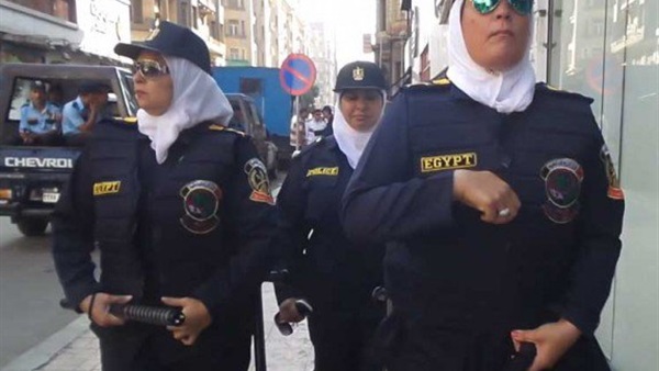 عناصر من الشرطة النسائية تحاول تسليم «صحفية» للبلطجية عناصر من الشرطة النسائية تحاول تسليم «صحفية» للبلطجية