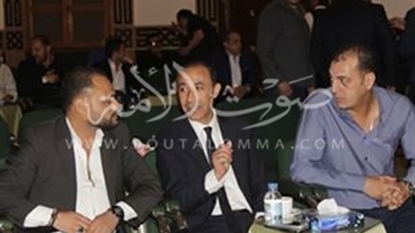 بعد عزلة من ماسبيرو.. «الأمير» يظهر فى عزاء والد شرين وجدى بعد عزلة من ماسبيرو.. «الأمير» يظهر فى عزاء والد شرين وجدى