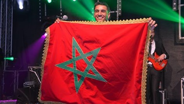 بالصور.. «عساف» يغازل جمهور طنجة بالعلم المغربى
