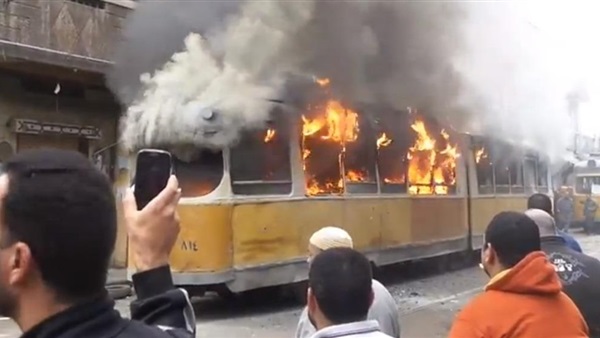 مجهولون يشعلون النيران في ترام الإسكندرية