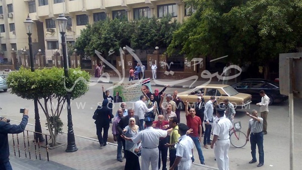 بالفيديو والصور.. «المواطنين الشرفاء» يسبون الصحفيين في وجود «الداخلية» بالفيديو والصور.. «المواطنين الشرفاء» يسبون الصحفيين في وجود «الداخلية»