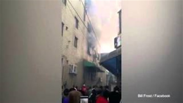 بالفيديو.. أمرأة تلقى طفالها الـ3 من أعلى مبنى لتنقذهم من الموت بالفيديو.. أمرأة تلقى طفالها الـ3 من أعلى مبنى لتنقذهم من الموت