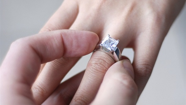 أمريكية تبحث عن خاتمي زواجها المفقودين وسط 7 أطنان قمامة