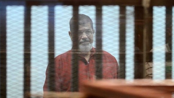 وصول مرسي للمحكمة لسماع الحكم في «التخابر مع قطر» وصول مرسي للمحكمة لسماع الحكم في «التخابر مع قطر»