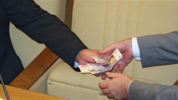 ضبط موظف بمكتب عمل الصف لتلقيه رشاوى من المواطنين ضبط موظف بمكتب عمل الصف لتلقيه رشاوى من المواطنين