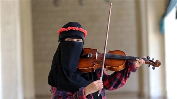 منقبة تعزف الكمان في مسجد تشعل مواقع التواصل الاجتماعي