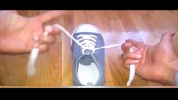بالفيديو.. تعرف على أسرع طريقة لربط عقدة الحذاء