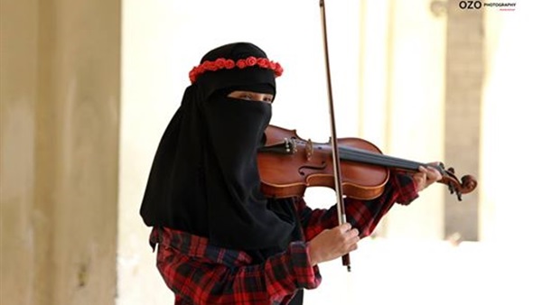 بالصور.. منتقبة تعزف الكمان داخل مسجد الحاكم بأمرة 