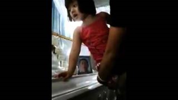 بالفيديو.. طفلة تودع والدها المتوفى بشكل مؤثر