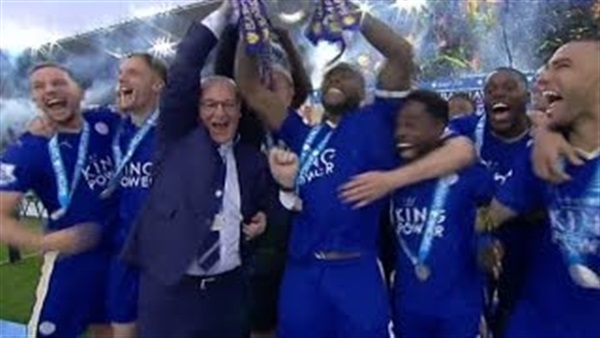 بالفيديو.. لحظة تتويج «ليستر» بلقب الدوري الإنجليزي بالفيديو.. لحظة تتويج «ليستر» بلقب الدوري الإنجليزي
