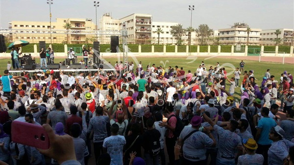 بالصور.. طلاب «تجارة القاهرة» يشعلون الشماريخ خلال حفل fun day