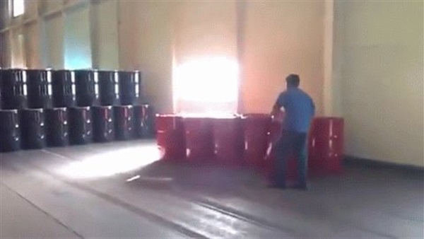 طريقة فيزيائية لدحرجة البراميل عموديا طريقة فيزيائية لدحرجة البراميل عموديا