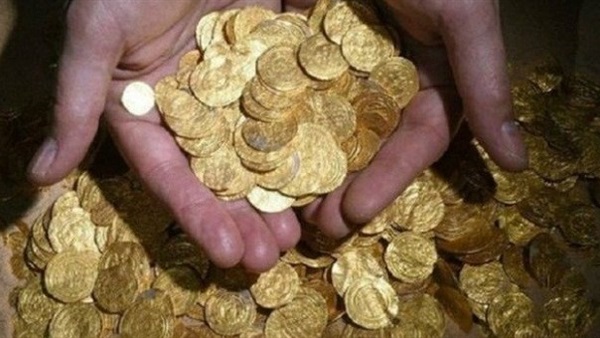 عمال يعثرون على كنز أثري لا يقدر بثمن عمال يعثرون على كنز أثري لا يقدر بثمن