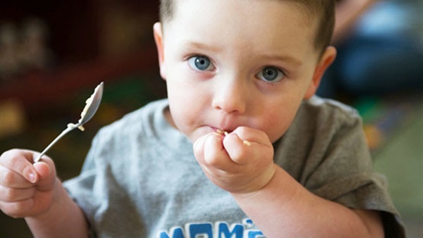 مخاطر إضافة الملح إلى طعام الطفل الصغير