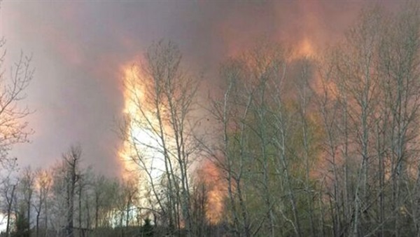 مسؤولون كنديون يخشون من وصول حريق الغابات إلى ضعف حجمه