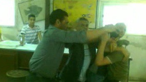 مدير ومعلمة يتعدوا علي طالب بالضرب أثناء تأدية الامتحان بالشرقية 