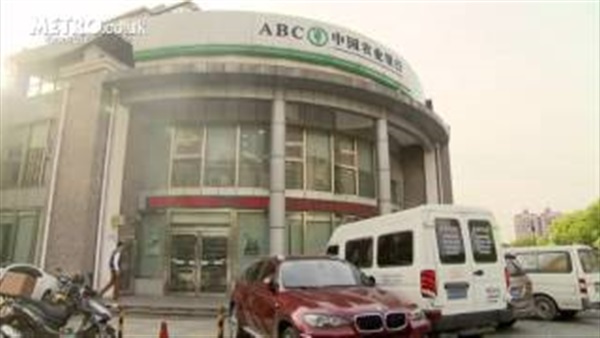 بالفيديو.. رجل صينى يحطم الصراف الآلي بسبب الرقم السرى