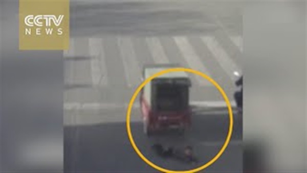 بالفيديو.. سقوط طفل من سيارة على طريق سريع بالفيديو.. سقوط طفل من سيارة على طريق سريع