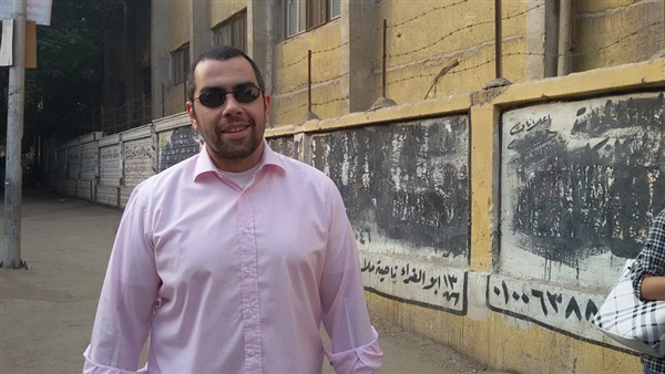 أحد المرشحين يتفقد لجان الانتخابات بالعمرانية مع فتح باب التصويت  