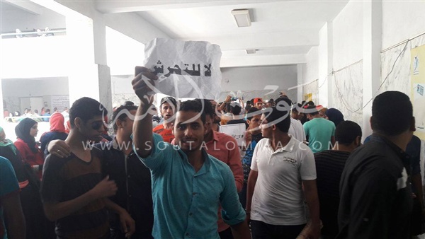 بالفيديو والصور.. وقفة لطلاب «دارعلوم الفيوم» لإقالة العميد المتحرش