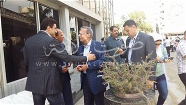 توزيع الحلوى على «المواطنين الشرفاء» أمام الأهرام توزيع الحلوى على «المواطنين الشرفاء» أمام الأهرام