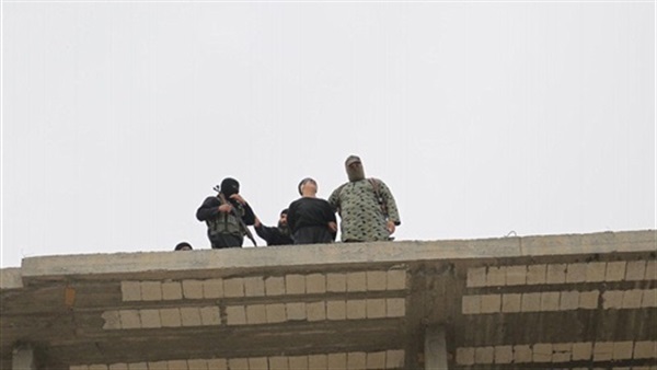 بالصور.. «داعش» يلقي بشاب من أعلى بناية بتهمة «اللواط»