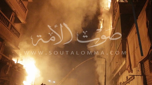 بالصور .. انتقال النيران إلى عقار ثامن بجوار فندق الأندلس المحترق