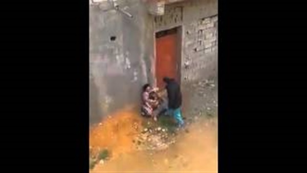 بالفيديو.. رجل يعتدي على زوجته بالضرب في الشارع بالفيديو.. رجل يعتدي على زوجته بالضرب في الشارع