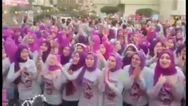 بالفيديو.. فتيات علوم المنصورة يرقصن على أنغام «أه لو لعبت يا زهر» بالفيديو.. فتيات علوم المنصورة يرقصن على أنغام «أه لو لعبت يا زهر»