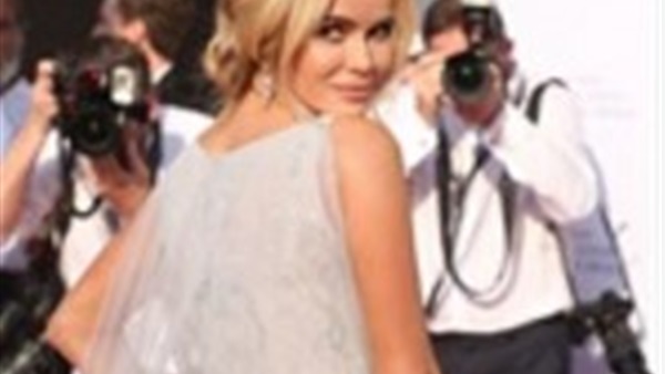 بالصور..أماندا سيفريد تتألق بالفضى فى حفل BAFTA