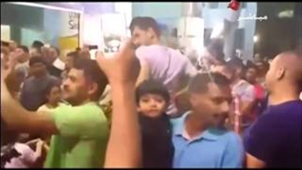 بالفيديو.. مصريون يرقصون على أغاني شعبية في «مول» بالكويت بالفيديو.. مصريون يرقصون على أغاني شعبية في «مول» بالكويت
