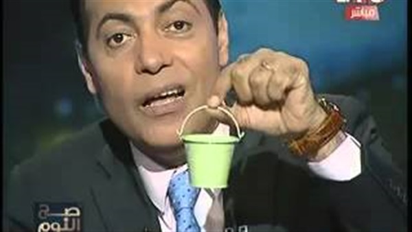بالفيديو.. محمد الغيطي ينفعل ويقذف كاميرا برنامجه بـ«جردل ماء»