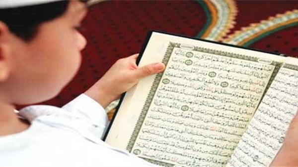 أب يشجع طفله على حفظ القرآن بطريقة ابتكارية بالفيوم أب يشجع طفله على حفظ القرآن بطريقة ابتكارية بالفيوم