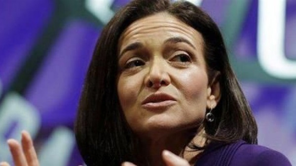 مسؤولة في فيسبوك "تنحني احتراما" للأمهات بلا أزواج