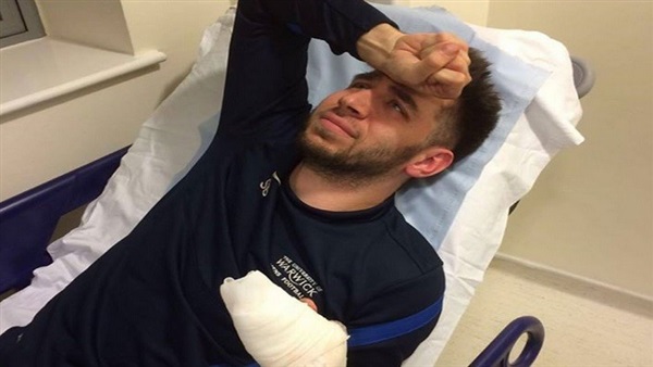 لاعب يفقد إصبعه بسبب خاتم الزواج لاعب يفقد إصبعه بسبب خاتم الزواج