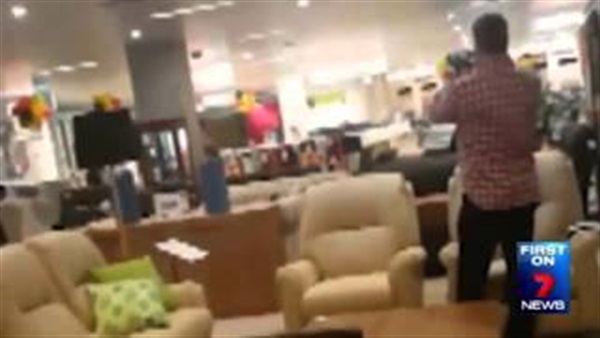 بالفيديو .. فتاة تهاجم عاملين داخل متجر أثاث بـ«سكين» بالفيديو .. فتاة تهاجم عاملين داخل متجر أثاث بـ«سكين»