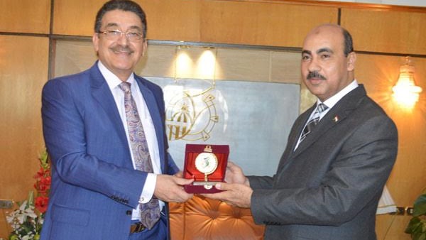 «حمزة» يهدي درع جامعة الفيوم لرئيس الجامعة الأمريكية «حمزة» يهدي درع جامعة الفيوم لرئيس الجامعة الأمريكية