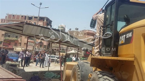 بالصور.. إزالة الأكشاك المخالفة بميدان المحطة في المحلة بالصور.. إزالة الأكشاك المخالفة بميدان المحطة في المحلة