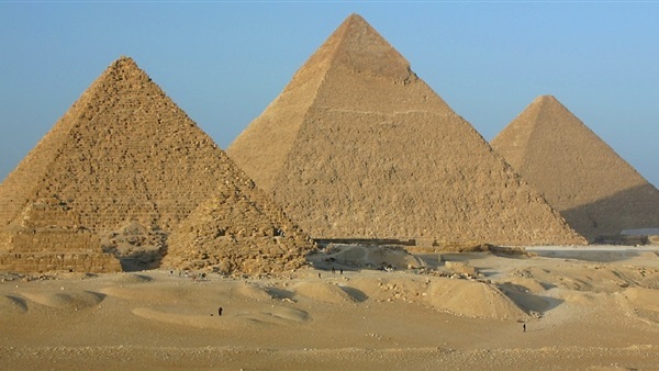 وزير الدفاع الإسباني يزور الأهرامات وزير الدفاع الإسباني يزور الأهرامات