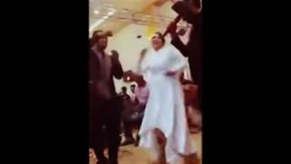 بالفيديو.. وصلة رقص جريئة بين عروسين ومطرب الحفل بالفيديو.. وصلة رقص جريئة بين عروسين ومطرب الحفل