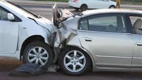 شلل مروري نتيجة تصادم بين سيارتين بمحور الشهيد  