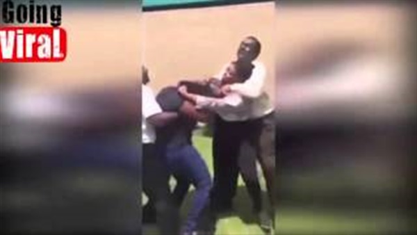 بالفيديو.. فتاة تفقد الوعي بسبب «مسكة يد» بالفيديو.. فتاة تفقد الوعي بسبب «مسكة يد»