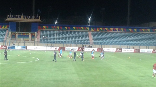 بالصور.. عمليات إحماء للاعبي الأهلي داخل ملعب أسوان